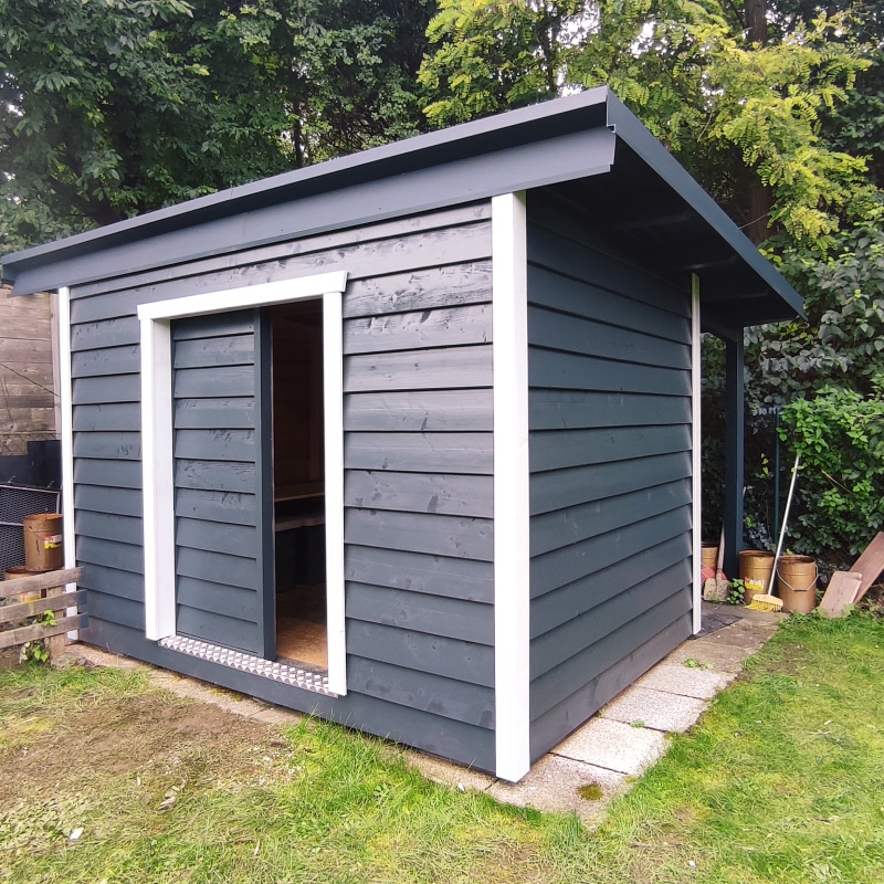 Gartenhütte mit Bedachung. Zweifärbig lasiert. Schiebetüren um keinen Platz im Äußeren sowie Inneren zu verlieren. Verschalt wurde das ganze mit einer Stülpschalung.